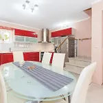 Three-bedroom In Holiday home *