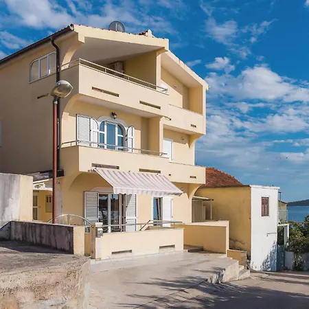 度假居 Three-bedroom In 希贝尼克