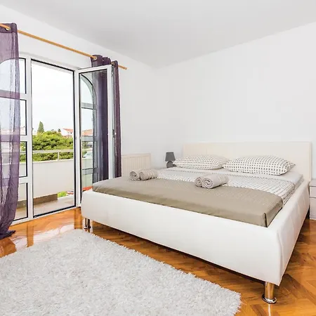 Holiday home In With Kitchen Sibenik