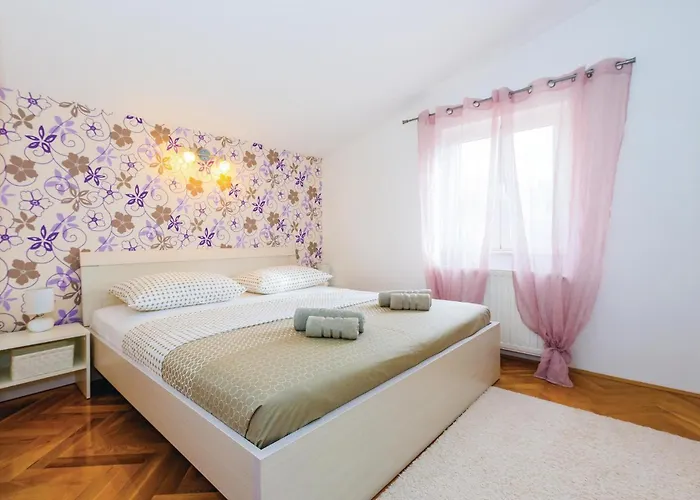 Three-bedroom In * 希贝尼克