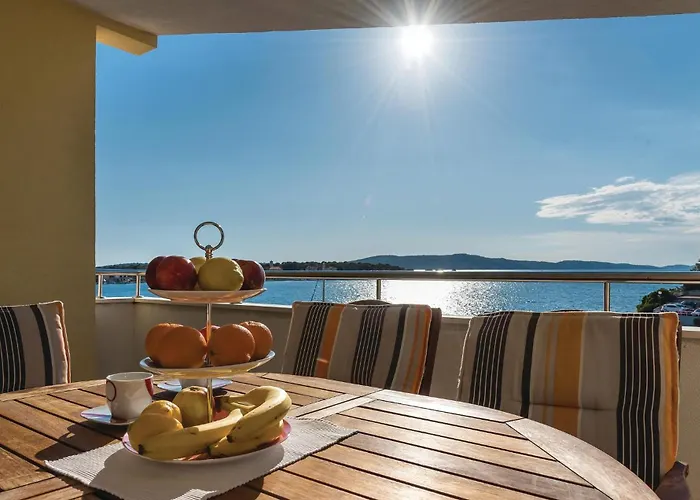 Three-bedroom In Vakantiehuis Šibenik