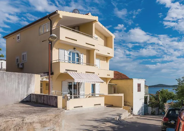 Vakantiehuis Three-bedroom In Šibenik