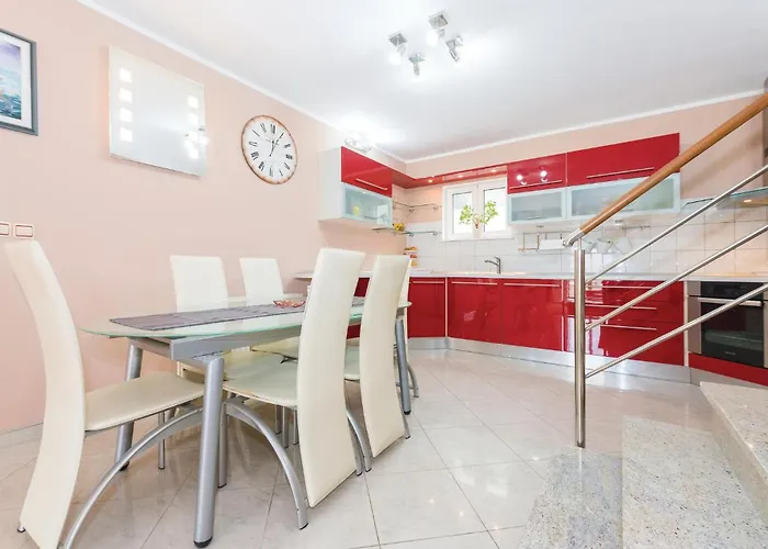 Three-bedroom In 希贝尼克