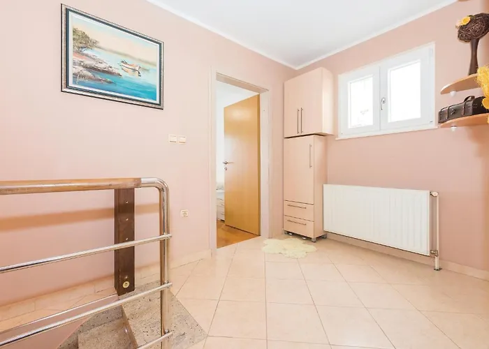 Vakantiehuis Three-bedroom In Šibenik